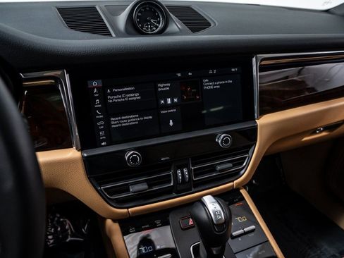 Certified 2025 Porsche Macan AWD/4WD image 17