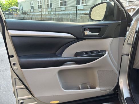 Used 2019 Toyota Highlander XLE AWD/4WD image 11