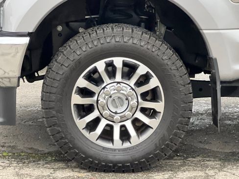 Certified 2020 Ford F350 Lariat image 25