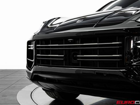 Used 2025 Porsche Cayenne Turbo image 11