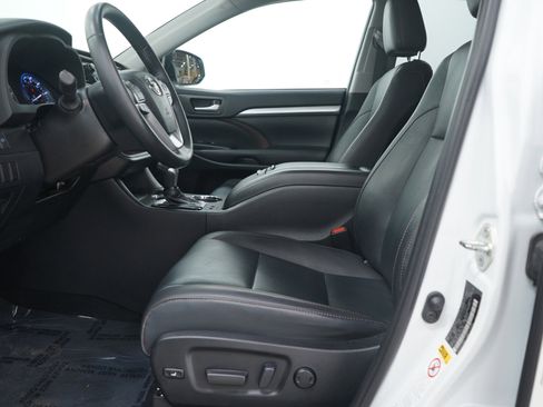 Used 2019 Toyota Highlander XLE image 25