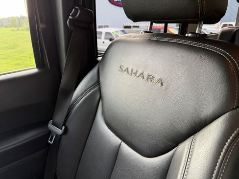 Used 2017 Jeep Wrangler Unlimited Sahara w/ Connectivity Group AWD/4WD image 19