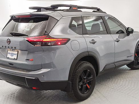 Used 2025 Nissan Rogue SV AWD/4WD image 3