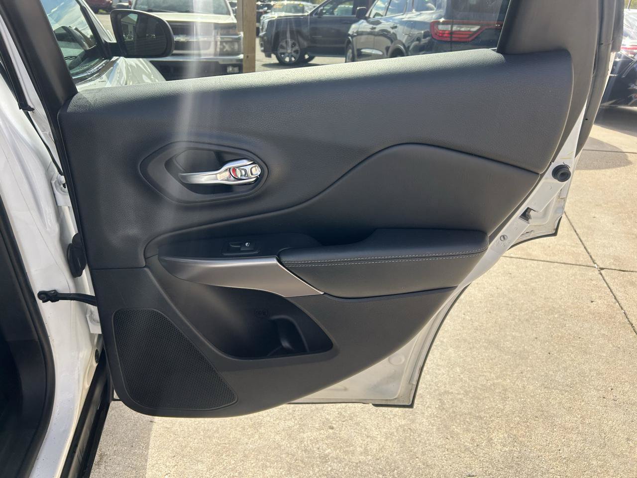 Used 2019 Jeep Cherokee Latitude w/ Popular Appearance Group FWD image 15