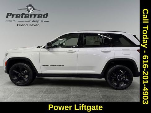 Used 2023 Jeep Grand Cherokee Limited w/ Black Appearance Package image 9