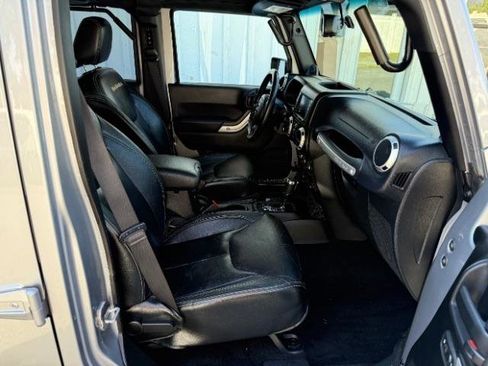 Used 2013 Jeep Wrangler Unlimited Sahara w/ Connectivity Group AWD/4WD image 10