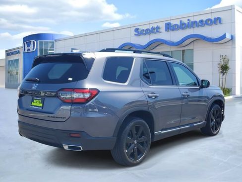 Certified 2025 Honda Pilot Black Edition image 4