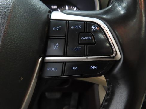 Used 2022 Toyota Highlander XLE AWD/4WD image 14