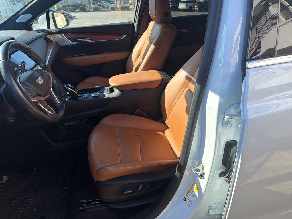 Used 2024 Cadillac XT5 Premium Luxury w/ Technology Package FWD image 3