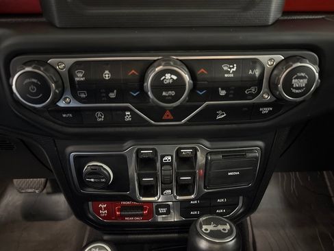 Used 2019 Jeep Wrangler Unlimited Rubicon w/ Cold Weather Group AWD/4WD image 17