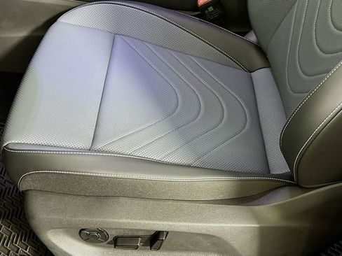 New 2025 Volkswagen Tiguan SE R-Line image 18