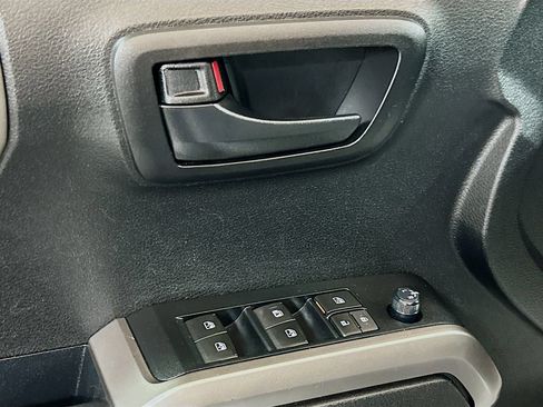 Used 2022 Toyota Tacoma SR5 AWD/4WD image 15