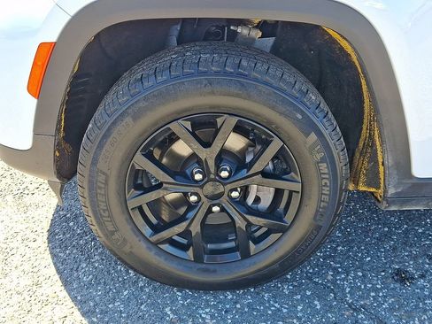 Certified 2024 Jeep Grand Cherokee Altitude AWD/4WD image 29