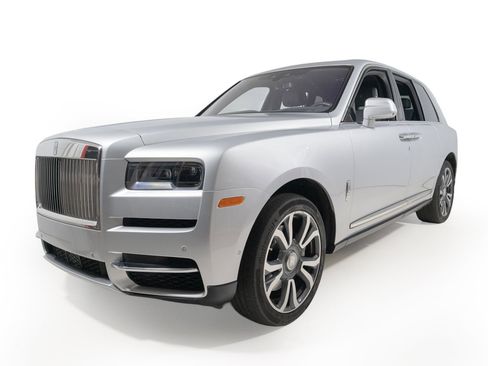 Used 2023 Rolls-Royce Cullinan AWD/4WD image 2