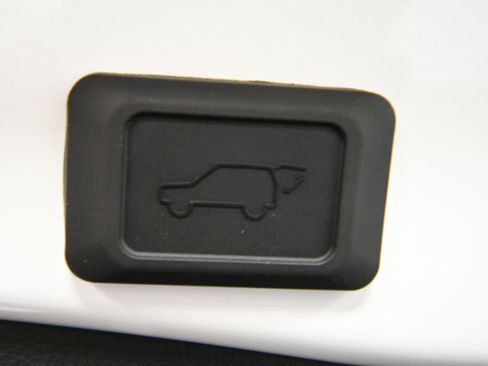 Used 2025 Toyota RAV4 XLE w/ Convenience Package image 24