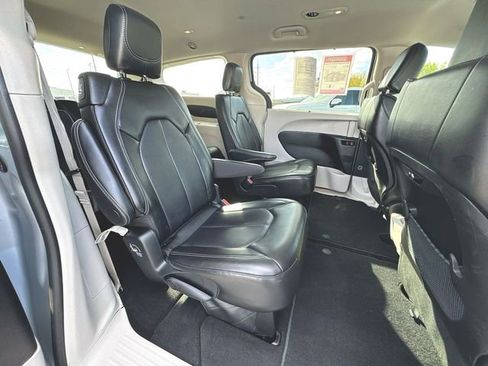 Used 2024 Chrysler Pacifica Touring-L FWD image 25