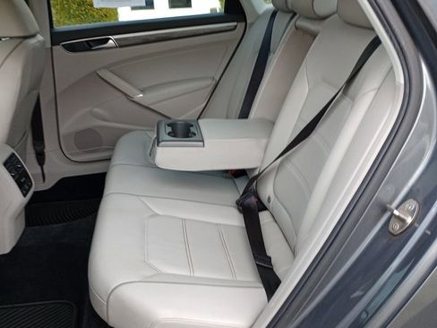 Used 2018 Volkswagen Passat 2.0T SE image 17