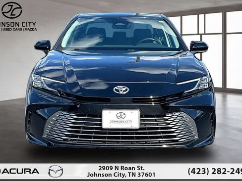 Used 2025 Toyota Camry XLE FWD image 3