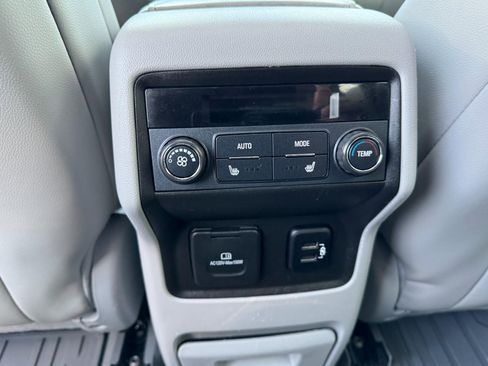 Used 2018 GMC Acadia SLT image 13