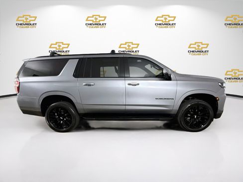 Used 2022 Chevrolet Suburban RST w/ Luxury Package AWD/4WD image 9
