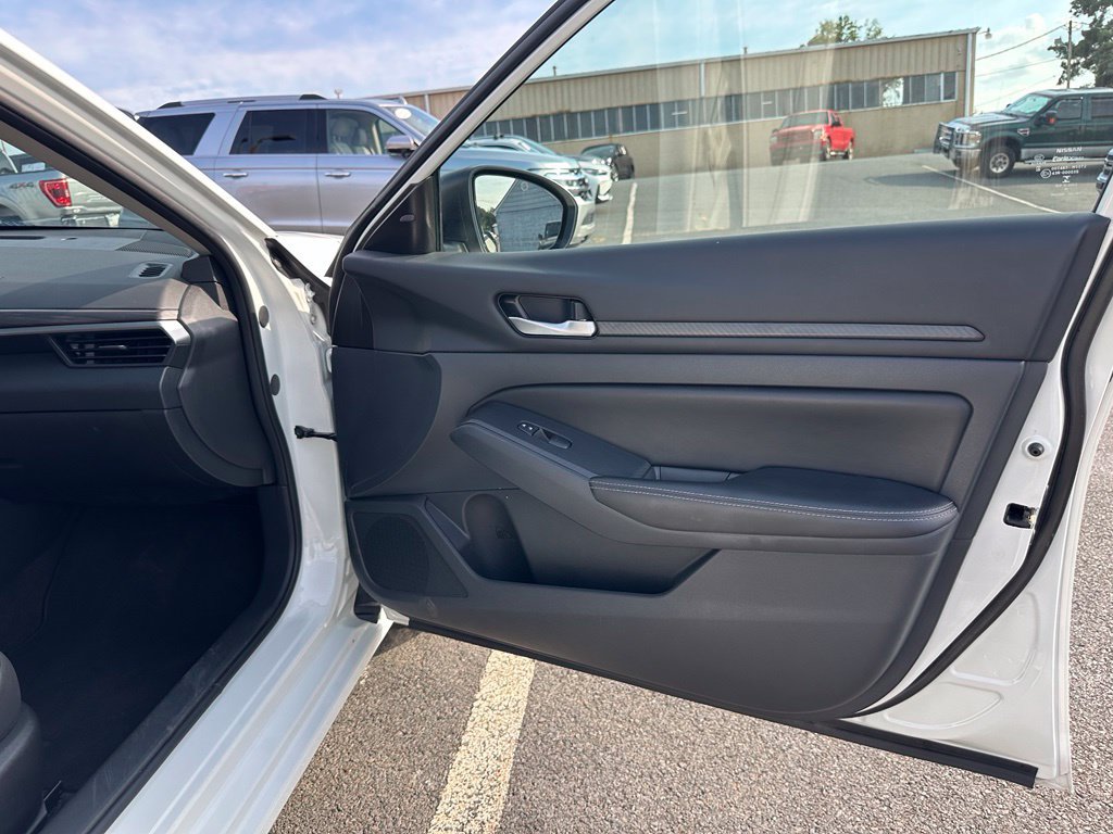 Used 2025 Nissan Altima 2.5 SV FWD image 17