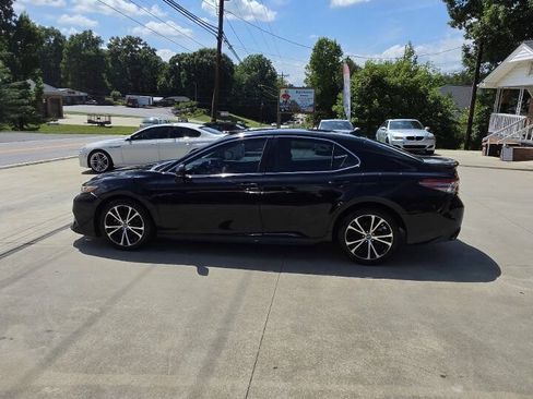Used 2019 Toyota Camry SE w/ Convenience Package FWD image 3