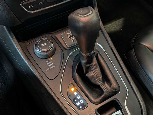 Used 2019 Jeep Cherokee Latitude Plus w/ Cold Weather Group AWD/4WD image 29