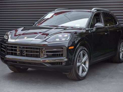 Certified 2024 Porsche Cayenne AWD/4WD image 1