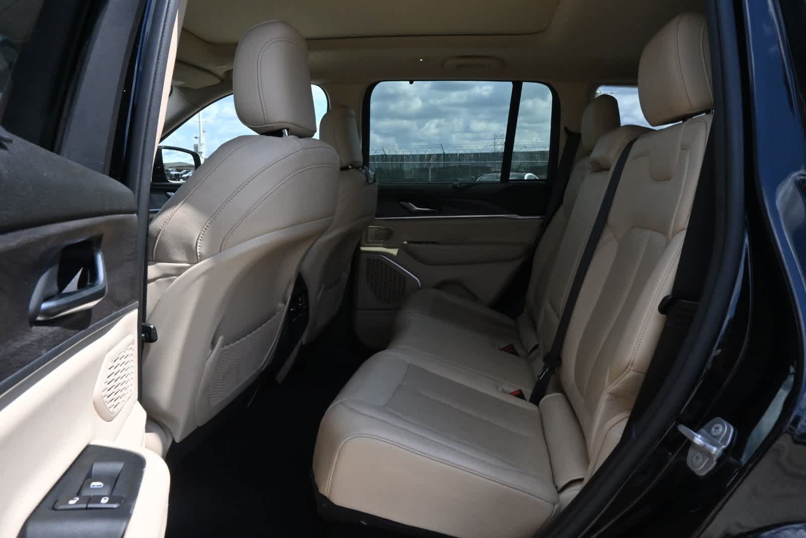 Used 2022 Jeep Grand Cherokee Limited w/ Luxury Tech Group II RWD image 19