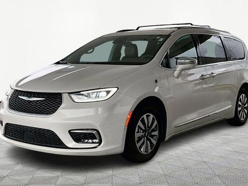 Used 2021 Chrysler Pacifica Limited w/ Uconnect Theater Family Group image 3