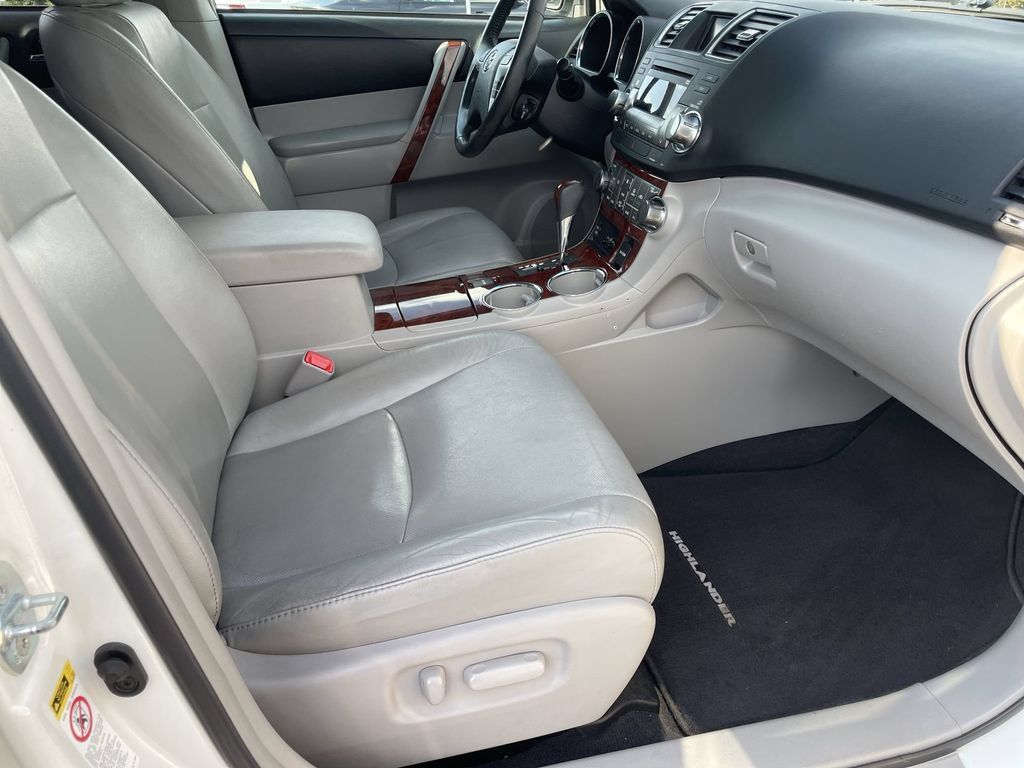 Used 2011 Toyota Highlander Limited w/ Tow Pkg FWD image 32