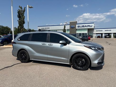 Used 2024 Toyota Sienna LE w/ LE Plus Package FWD image 1