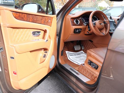 Used 2017 Bentley Bentayga image 10