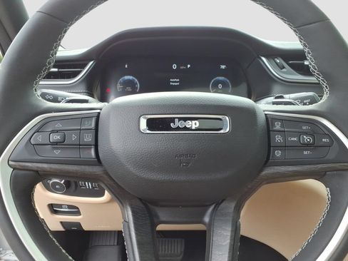Used 2025 Jeep Grand Cherokee Limited w/ Luxury Tech Group II AWD/4WD image 21