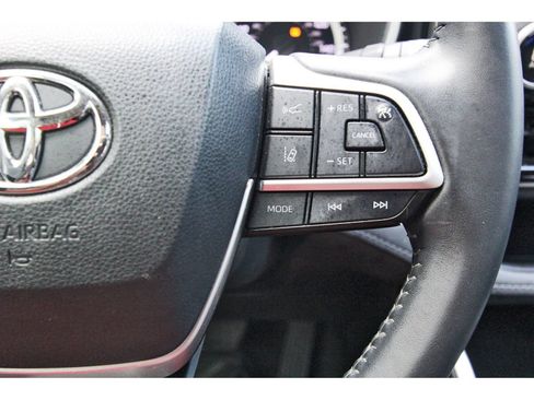 Used 2023 Toyota Highlander XLE FWD image 20