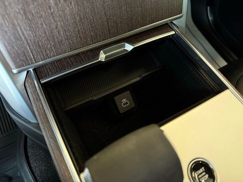 Used 2025 Land Rover Range Rover SE image 50