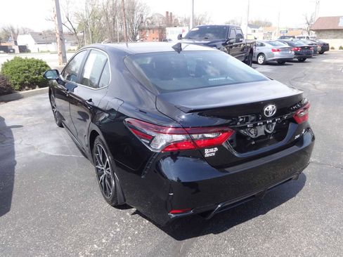 Used 2021 Toyota Camry SE w/ Cold Weather Package image 5