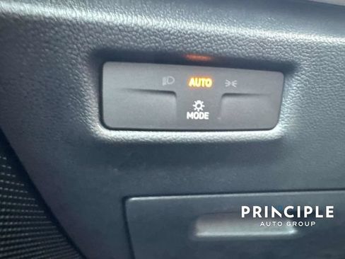 Used 2025 Volkswagen Tiguan SE FWD image 27
