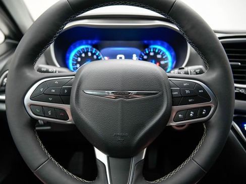 Used 2025 Chrysler Pacifica Select image 24