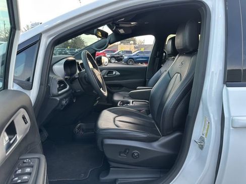 Certified 2024 Chrysler Pacifica Select image 9
