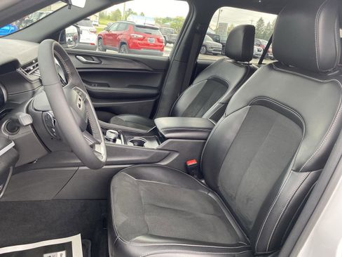 Used 2025 Jeep Grand Cherokee Altitude AWD/4WD image 16