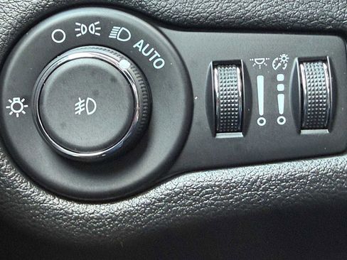 Used 2021 Jeep Cherokee Trailhawk AWD/4WD image 30