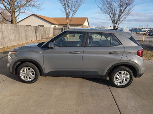 Used 2021 Hyundai Venue SE image 6