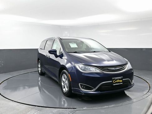 Used 2017 Chrysler Pacifica Touring Plus image 40