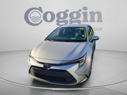 Used 2025 Toyota Corolla LE w/ Convenience Package FWD image 2