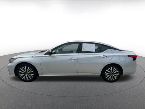 Used 2024 Nissan Altima 2.5 SV FWD image 9