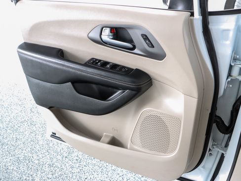 Used 2023 Chrysler Pacifica Touring-L FWD image 22
