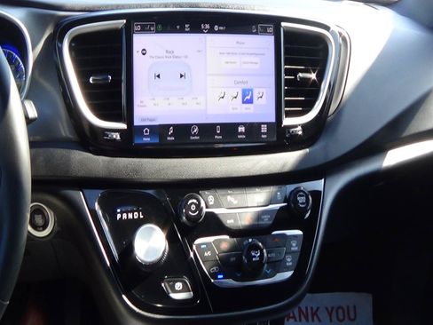 Certified 2025 Chrysler Pacifica Select FWD image 26