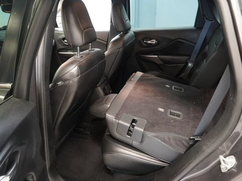Used 2019 Jeep Cherokee Limited AWD/4WD image 16