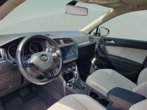 Used 2018 Volkswagen Tiguan SE w/ Panoramic Sunroof Package FWD image 16